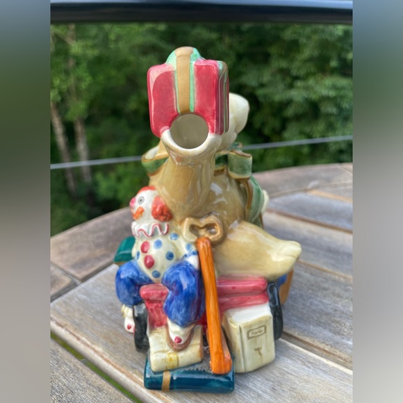 Fitz and Floyd Classics Teapot Old Fashioned Christmas Bear Sitting on Gifts - Picture 4 of 8